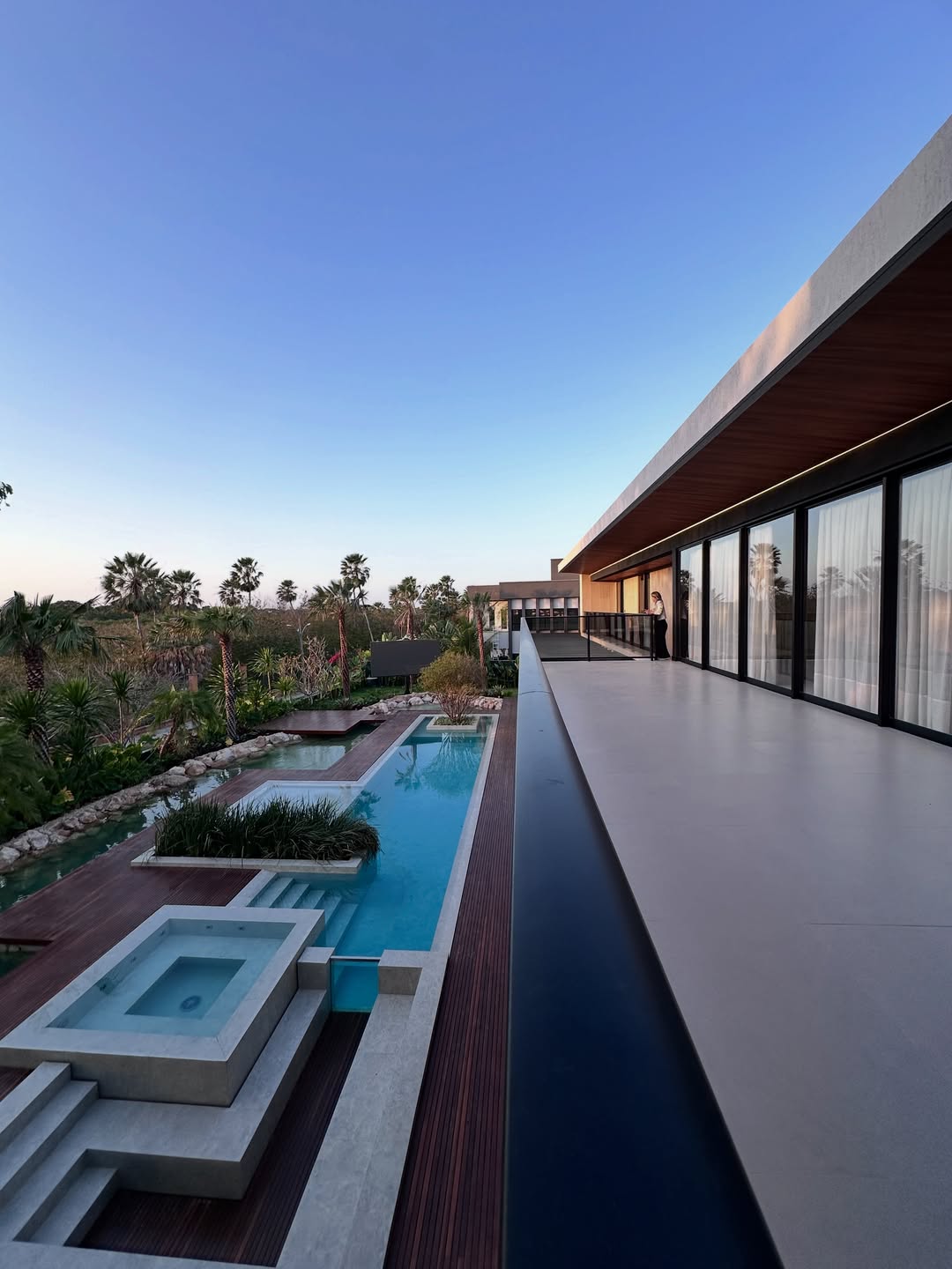Piscina linear e jardim de residência contemporânea de alto padrão