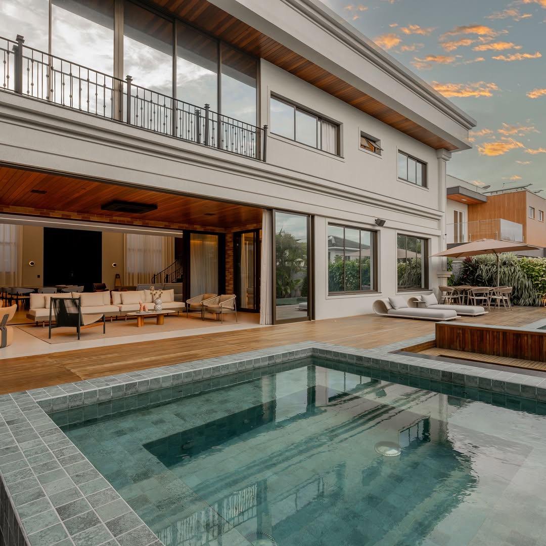 Residência de alto padrão com piscina e área de convivência integrada